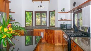 Een koelkast, een magnetron, een oven, een kookplaat