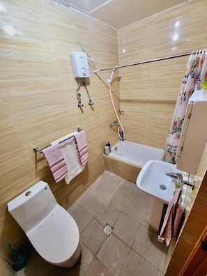 Shower, towels, soap, shampoo - Transient House at the heart of a city! Pet friendly (Tagbilaran City)