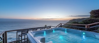 Oceanfront/ Stunning Views/ Hot Tub/ Contemporary