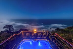 Outdoor spa tub - Oceanfront/ Stunning Views/ Hot Tub/ Contemporary (Manchester)