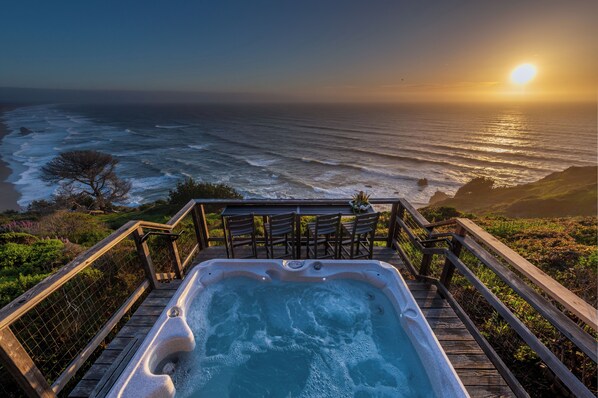 Outdoor spa tub - Oceanfront/ Stunning Views/ Hot Tub/ Contemporary (Manchester)