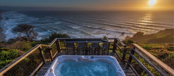 Oceanfront/ Stunning Views/ Hot Tub/ Contemporary