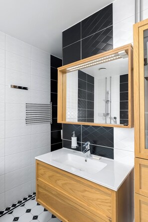 Douche, articles de toilette écologiques, séchoir à cheveux, bidet