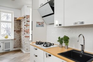 Fridge, microwave, oven, stovetop - Stylish 3 bedroom apartment near the sea in Kamppi/ Helsinki (Helsinki)