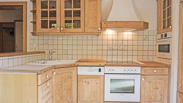 KĂŒhlschrank, Ofen, GeschirrspĂŒler, Kochgeschirr/Geschirr/Besteck