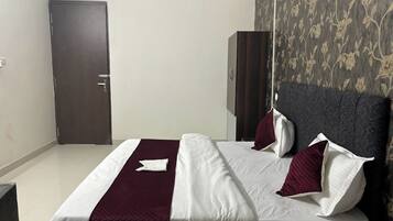 Deluxe Triple Room | Soundproofing, free WiFi, bed sheets