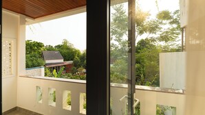 A balcony with a view of a house and trees. - May Boutique Villa Hoi An (Da Nang)