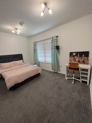 4 bedrooms, iron/ironing board, WiFi, bed sheets - Your cosy, family-friendly space is the perfect getaway! with modern amenities (Northampton)