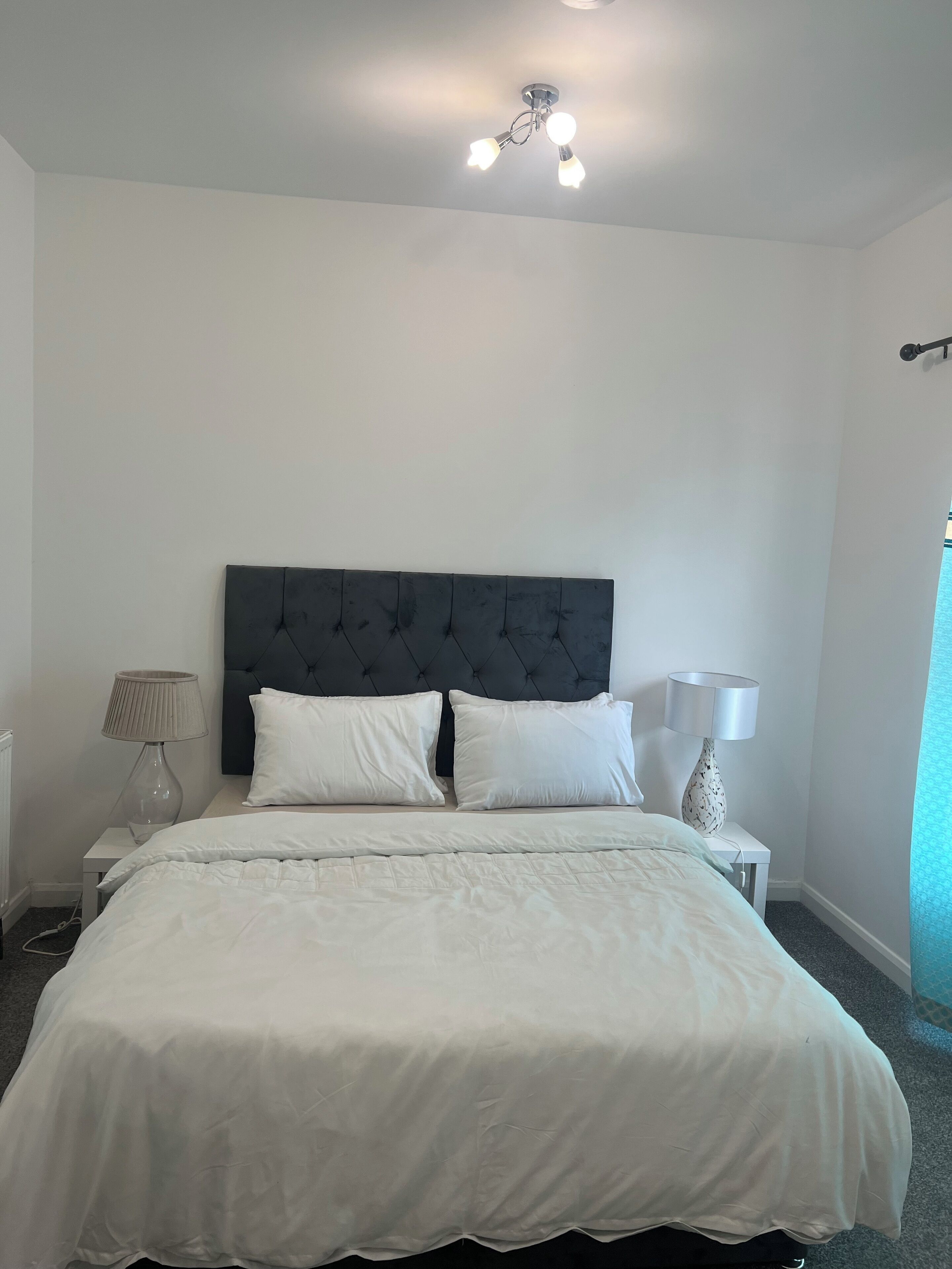 4 habitaciones, tabla de planchar con plancha, wifi y ropa de cama 
