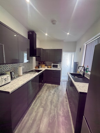 Fridge, microwave, oven, stovetop. Your cosy, family-friendly space is the perfect getaway! with modern amenities