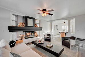 Smart-tv, eldstad, tv-spel och böcker