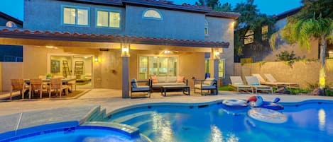 Alberca al aire libre y alberca climatizada