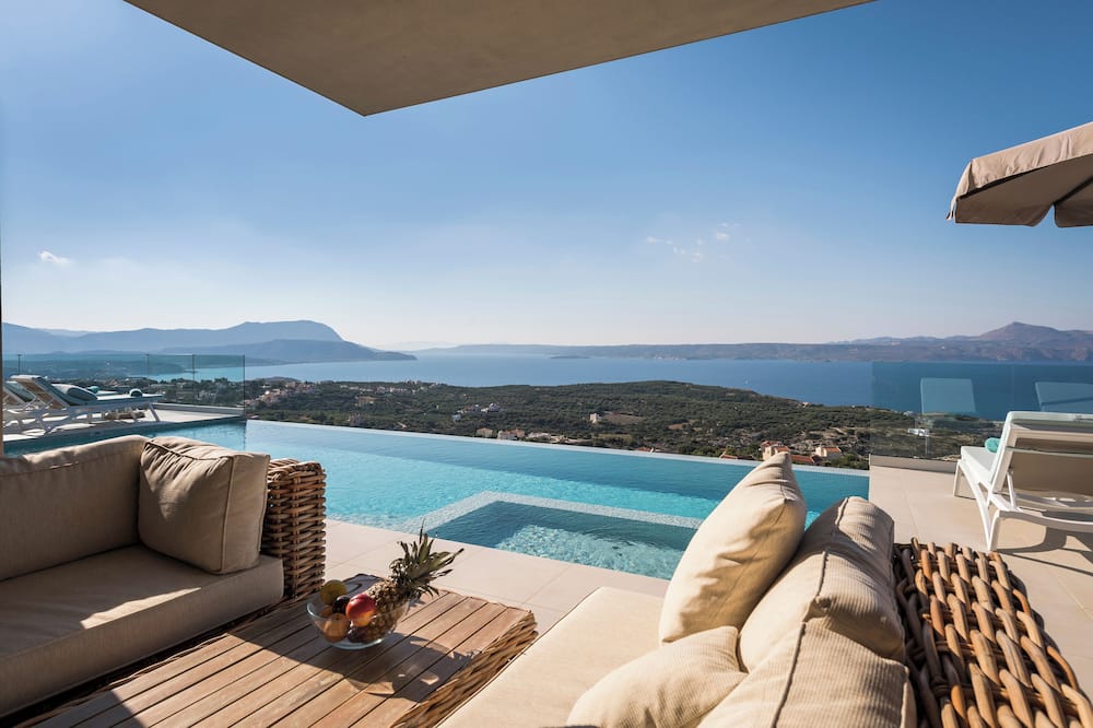 A Sublime Villa in Kokkino Horio