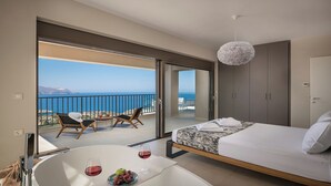 Quarto de hotel moderno com varanda, uma cama grande, banheira e vista para o mar.