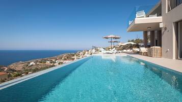 Piscine extérieure (ouverte en saison)