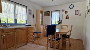 Apartemen (One Bedroom Apartment with Mountain v) | Ruang makan