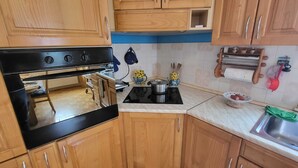Apartemen (One Bedroom Apartment with Mountain v) | Dapur pribadi | Lemari es