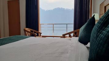 Deluxe Room | Desk, laptop workspace, blackout curtains, iron/ironing board