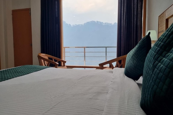 Deluxe Room | Desk, laptop workspace, blackout drapes, iron/ironing board (on request)
