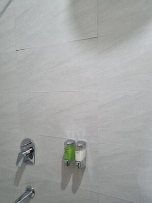 Four Bedroom | Bathroom | Shower, rainfall showerhead, free toiletries, hair dryer - Amritara Suninn (Ukhimath)