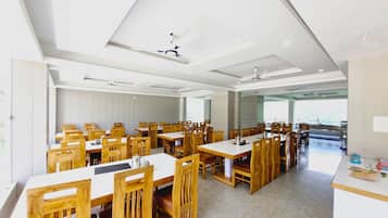 Desayuno buffet diario (INR 500 por persona)