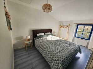 2 bedrooms, travel cot, WiFi, bed sheets - Cottage for 4 to 6 persons + private jacuzzi (Péault)