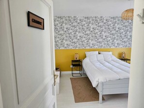 2 bedrooms, travel cot, WiFi, bed sheets