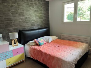 Tabla de planchar con plancha, wifi y ropa de cama 