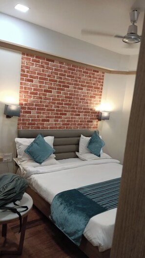 Deluxe-Doppelzimmer, Stadtblick | Kostenloses WLAN, Bettwäsche