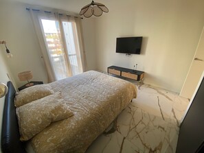 2 bedrooms, iron/ironing board, bed sheets