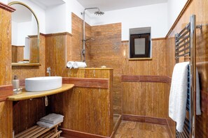 Haartrockner, Handtücher, Seife, Toilettenpapier