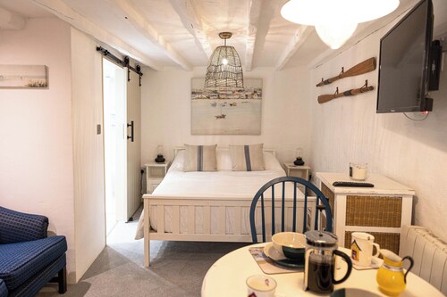 Entire Harbourside Lodge and Courtyard, just a few feet from Mevagissey Harbour