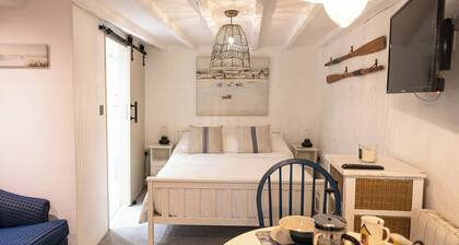 Entire Harbourside Lodge and Courtyard, just a few feet from Mevagissey Harbour