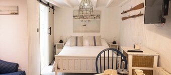 Entire Harbourside Lodge and Courtyard, just a few feet from Mevagissey Harbour