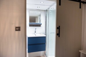 Douche, sèche-cheveux, serviettes fournies, savon