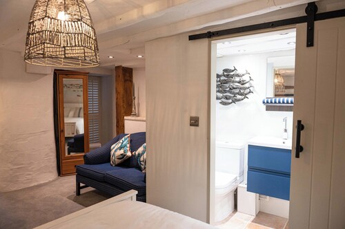 Entire Harbourside Lodge and Courtyard, just a few feet from Mevagissey Harbour