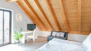 雙人或雙床房 | 客房內保險箱、書桌、筆電工作空間、遮光布/窗簾