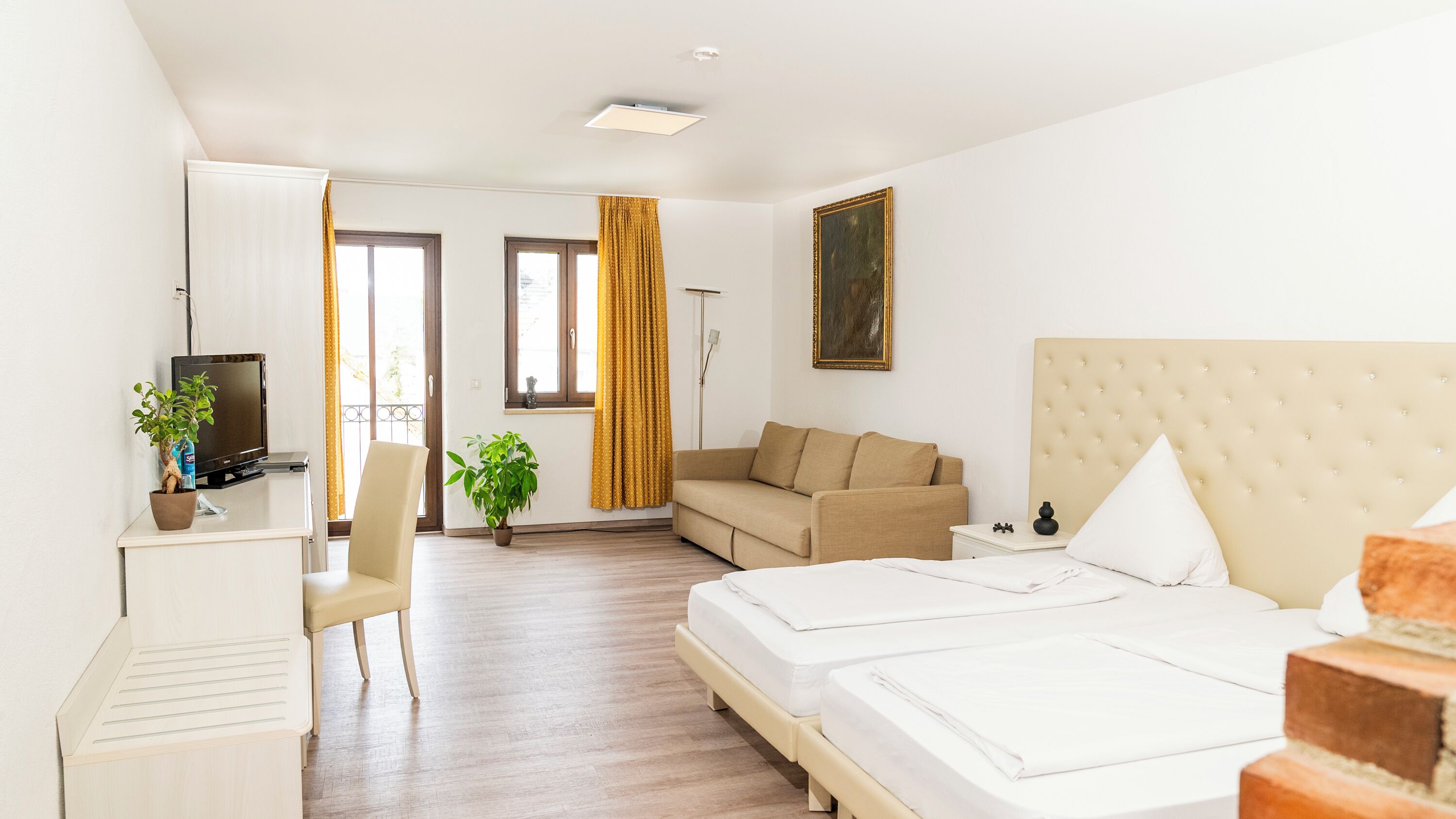 双人房或双床房 | 客房内保险箱、办公桌、笔记本电脑工作区、遮光窗帘