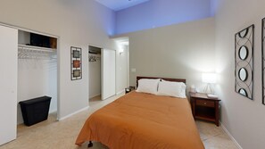 2 habitaciones, escritorio, tabla de planchar con plancha y wifi