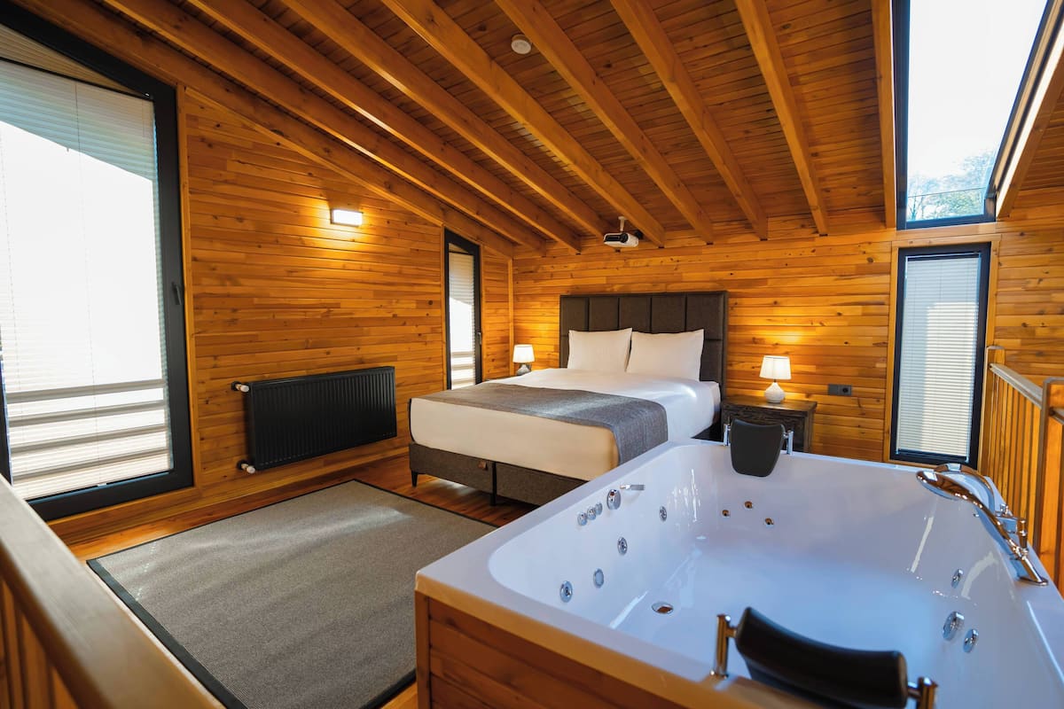 Honeymoon Bungalow, 1 Bedroom, Mountain View, Sea Facing | 1 bilik tidur, peti besi dalam bilik, meja, ruang kerja komputer riba
