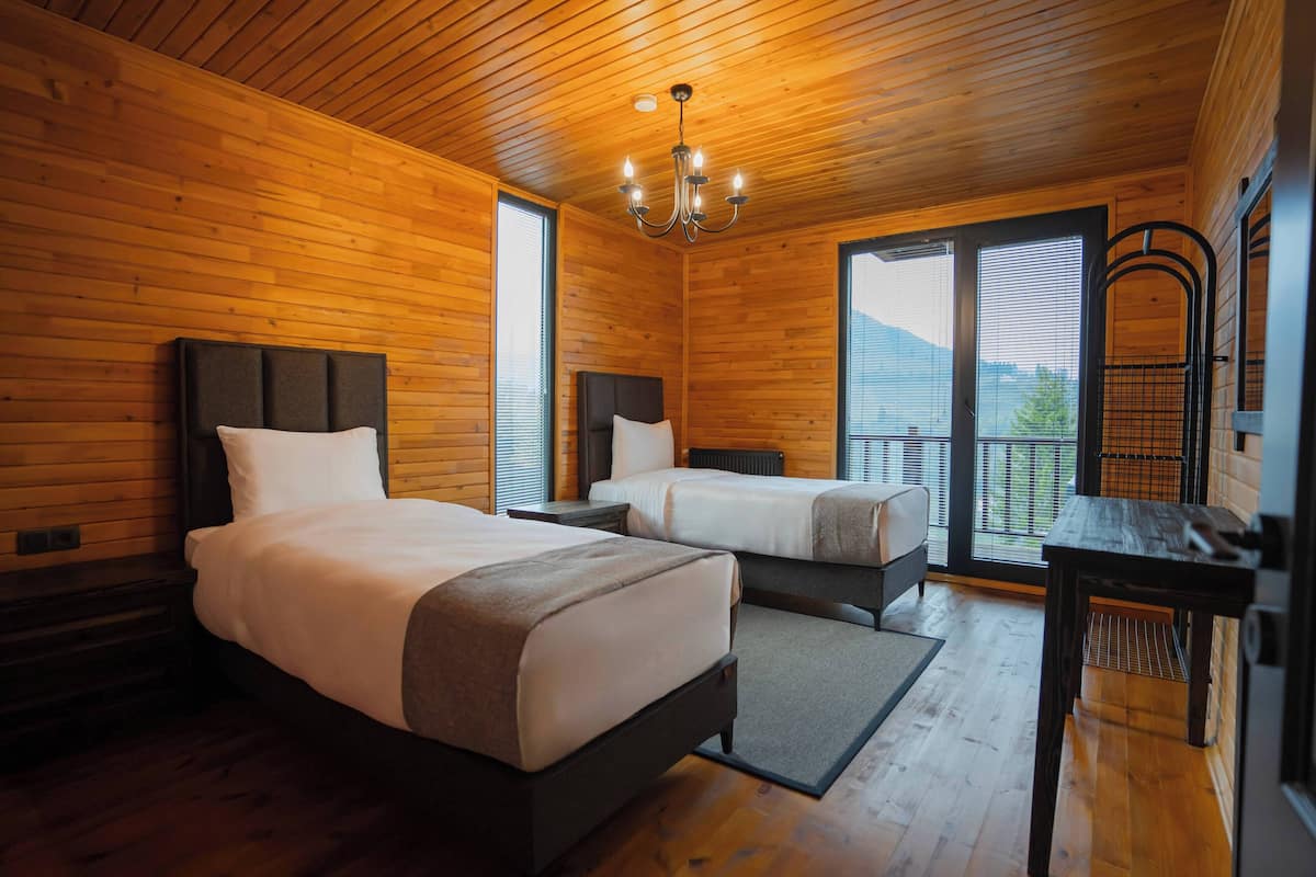 Premium Bungalow, 4 Bedrooms, Mountain View, Sea Facing | 1 bilik tidur, peti besi dalam bilik, meja, ruang kerja komputer riba