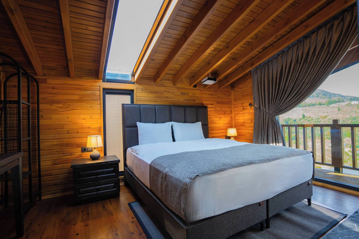 Family Bungalow, 3 Bedrooms, Mountain View, Sea Facing | 1 bilik tidur, peti besi dalam bilik, meja, ruang kerja komputer riba