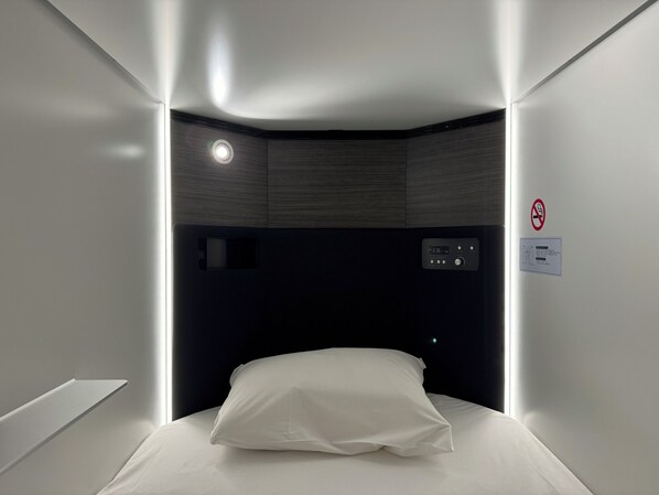 Down comforters, free WiFi, bed sheets - Capsulehotel Suzumoriya (Tokyo)