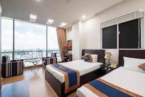 Chambre triple familiale, Plusieurs lits, vue sur la ville | Literie de qualité, lit avec matelas en mousse à mémoire, minibar