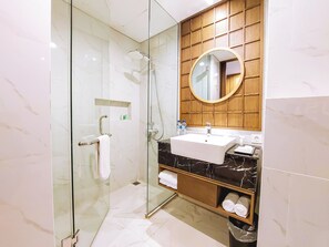 Appartement, vue jardin | Salle de bain | Serviettes fournies