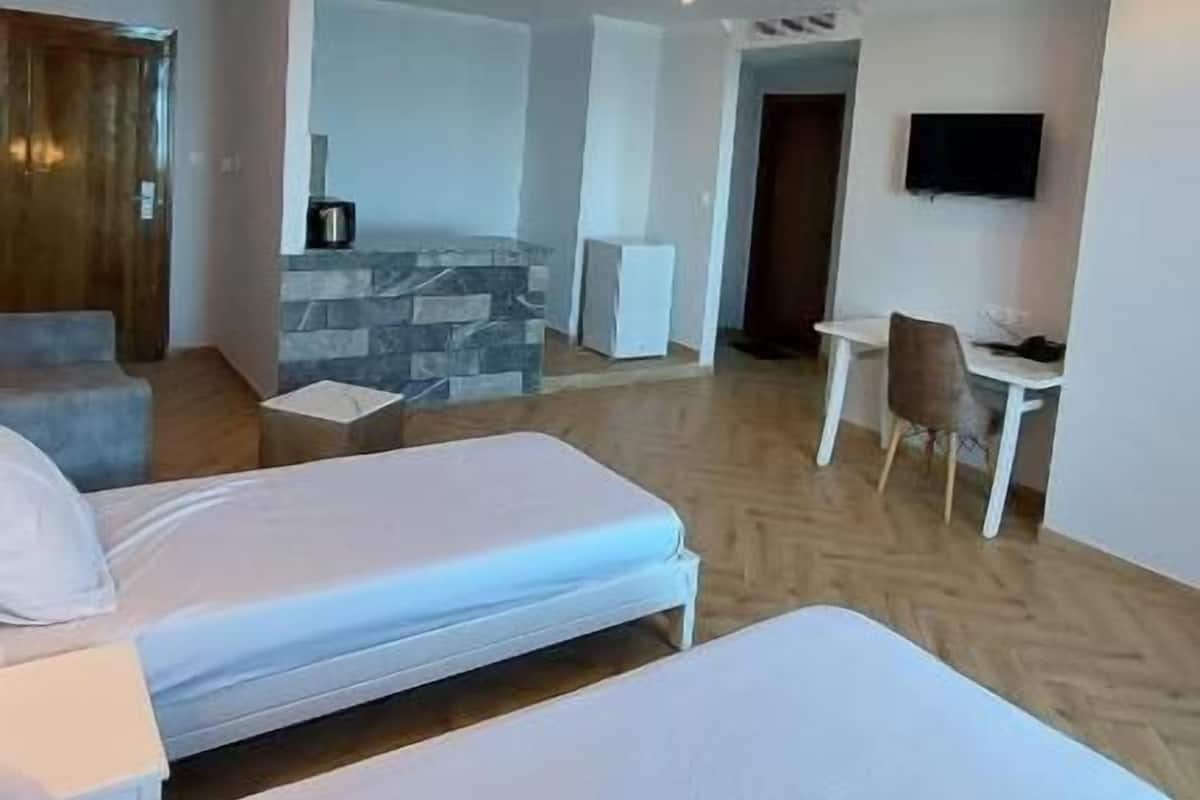 Minibar, escritorio, cortinas blackout y sistema de insonorización