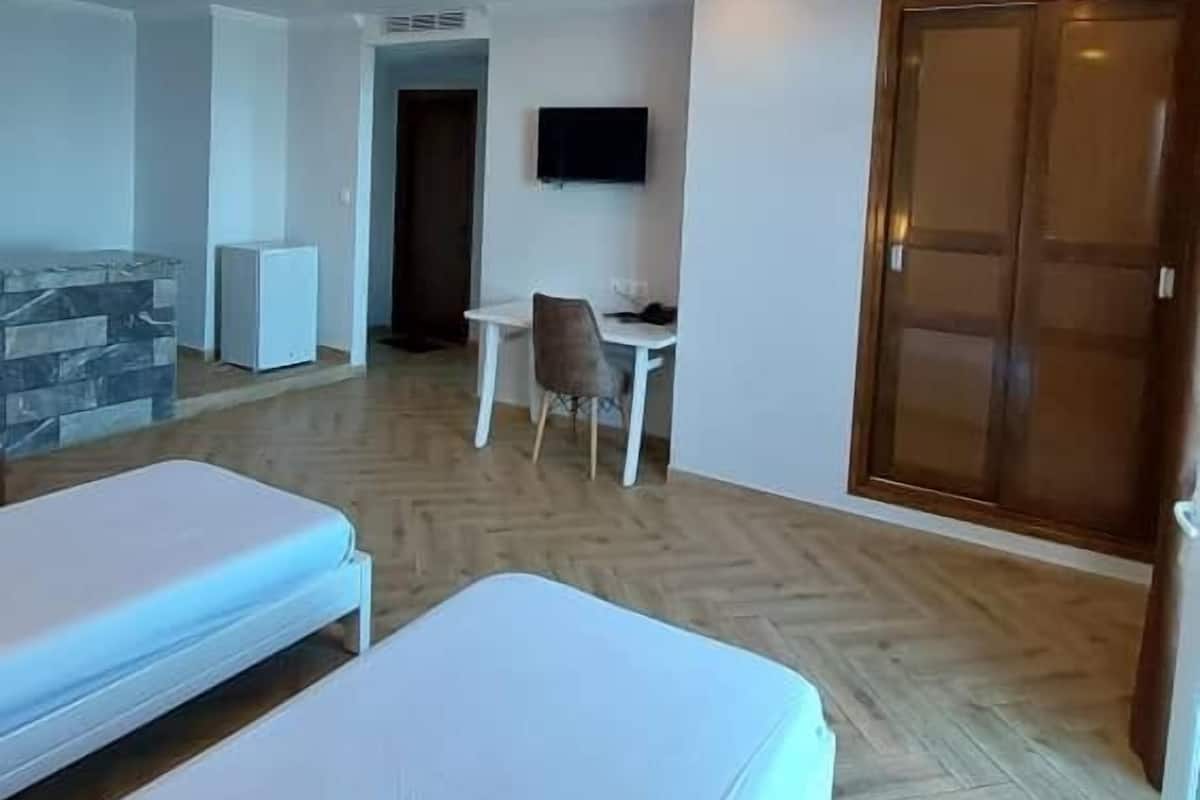 Minibar, escritorio, cortinas blackout y sistema de insonorización