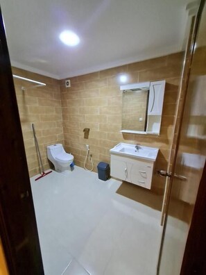 Shower, rainfall showerhead, free toiletries, hair dryer