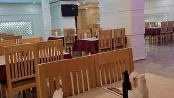 Desayuno completo gratuito y diario