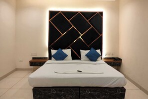 Standard Double Room | 1 bedroom - Townhouse OAK Hotel Hardik Palace (Noida)